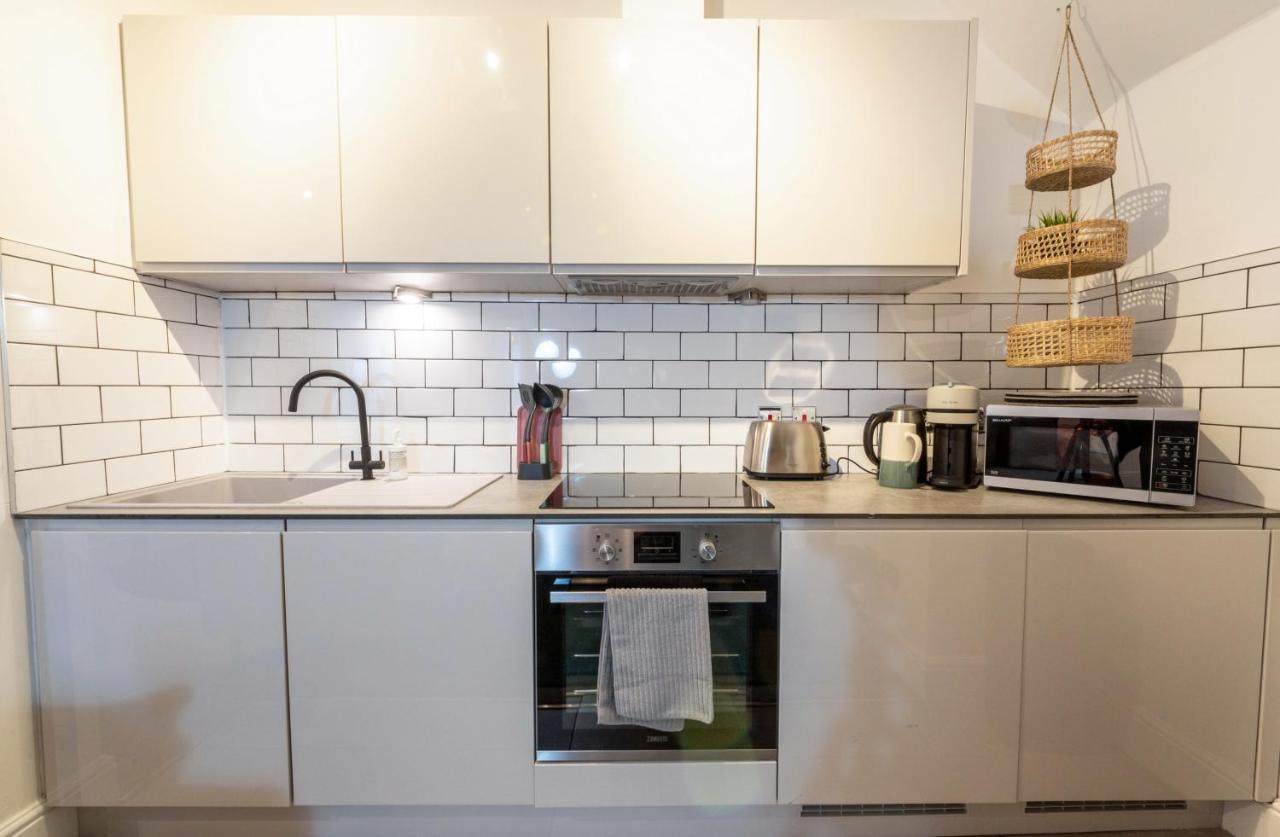 Contemporary Apartment On The Historic Rows Chester Esterno foto