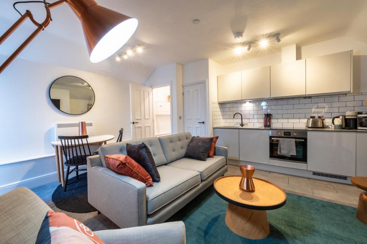 Contemporary Apartment On The Historic Rows Chester Esterno foto
