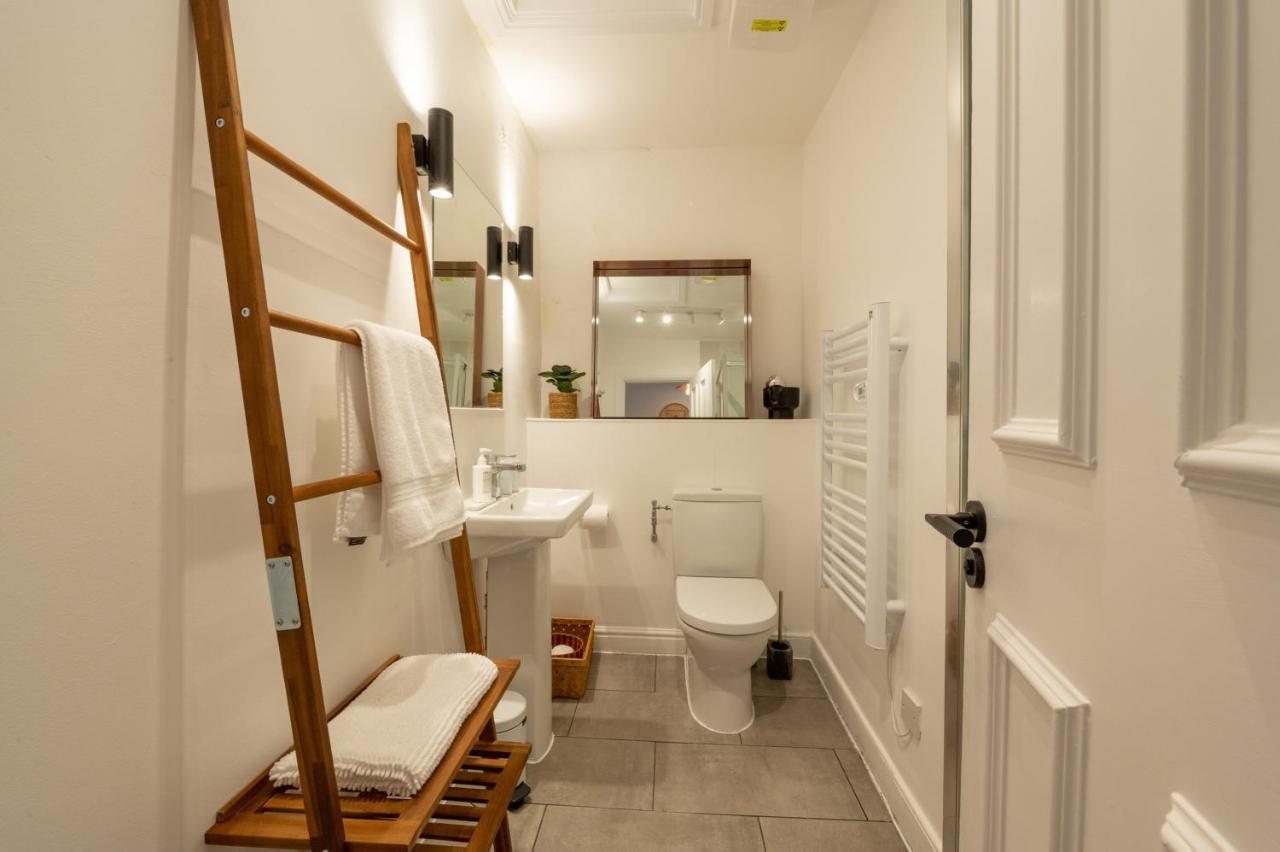 Contemporary Apartment On The Historic Rows Chester Esterno foto