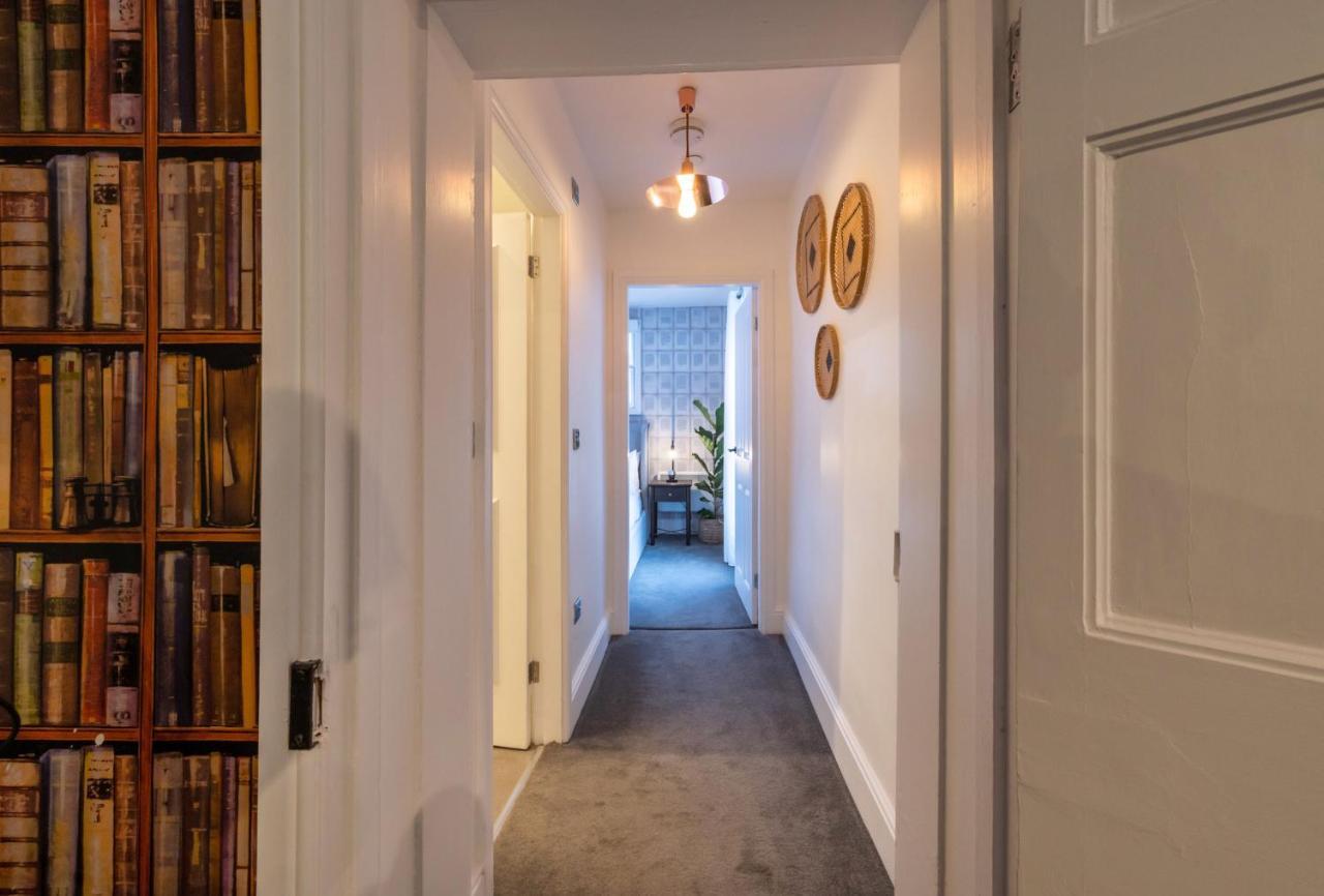 Contemporary Apartment On The Historic Rows Chester Esterno foto